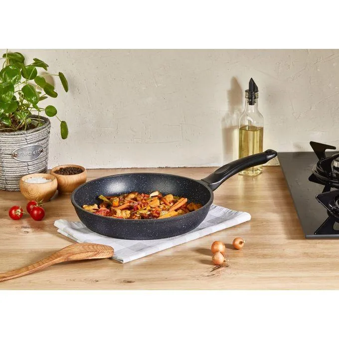 Poêle Elit avec un plat cuisiné, dans une cuisine lumineuse